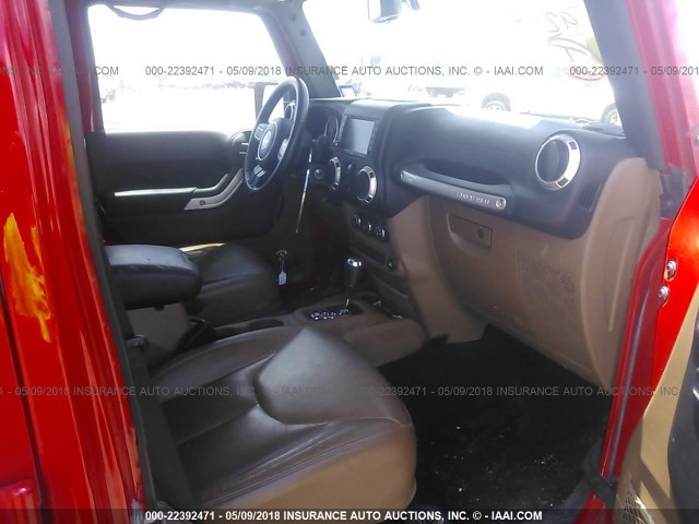 1C4BJWEG4FL752998 - 2015 JEEP WRANGLER UNLIMITE SAHARA RED photo 5