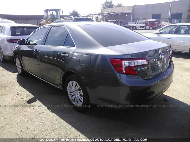 4T4BF1FK2DR275939 - 2013 TOYOTA CAMRY L/SE/LE/XLE GRAY photo 3