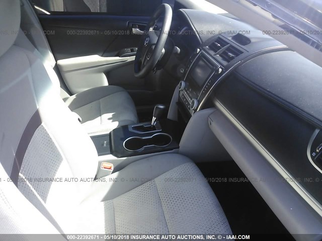 4T4BF1FK2DR275939 - 2013 TOYOTA CAMRY L/SE/LE/XLE 灰色 照片 5