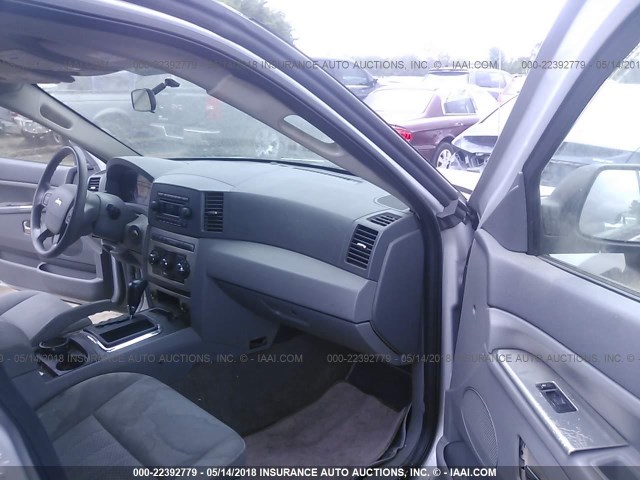 1J4GS48K25C564352 - 2005 JEEP GRAND CHEROKEE LAREDO/COLUMBIA/FREEDOM 银色 照片 5