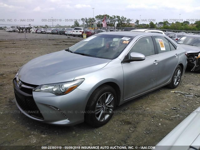 4T1BF1FK8HU326585 - 2017 TOYOTA CAMRY LE/XLE/SE/XSE SILVER photo 2