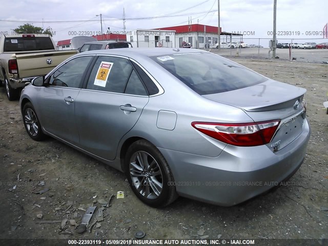 4T1BF1FK8HU326585 - 2017 TOYOTA CAMRY LE/XLE/SE/XSE SILVER photo 3