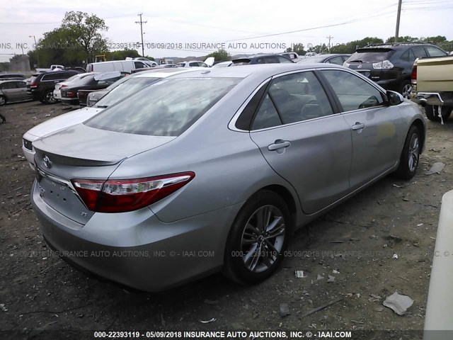 4T1BF1FK8HU326585 - 2017 TOYOTA CAMRY LE/XLE/SE/XSE SILVER photo 4