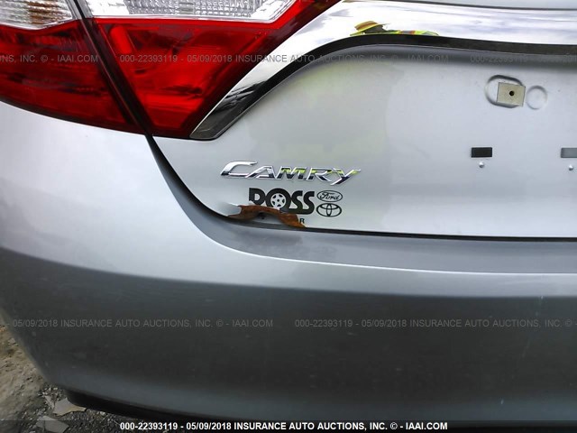 4T1BF1FK8HU326585 - 2017 TOYOTA CAMRY LE/XLE/SE/XSE SILVER photo 6