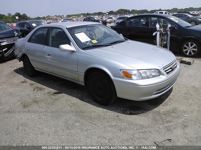 JT2BG22K310575296 - 2001 TOYOTA CAMRY CE/LE/XLE SILVER photo 1