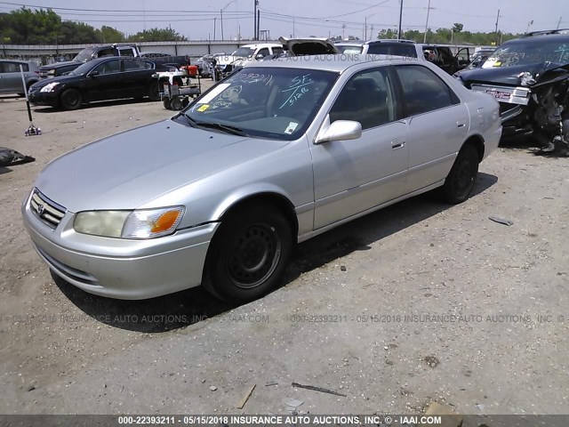 JT2BG22K310575296 - 2001 TOYOTA CAMRY CE/LE/XLE SILVER photo 2