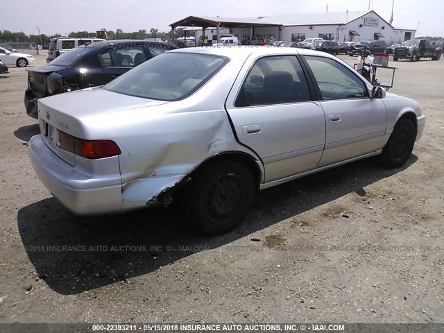 JT2BG22K310575296 - 2001 TOYOTA CAMRY CE/LE/XLE SILVER photo 4