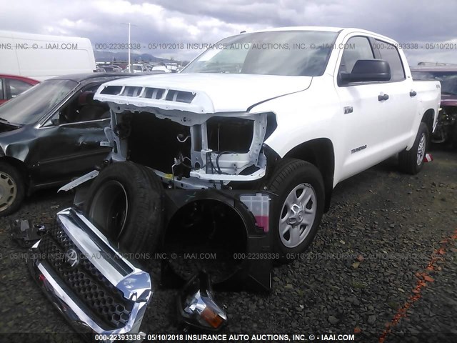 5TFDY5F10JX690073 - 2018 TOYOTA TUNDRA CREWMAX SR5 WHITE photo 2