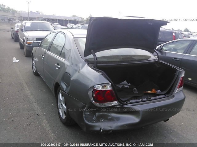 4T1BE30KX5U596551 - 2005 TOYOTA CAMRY LE/XLE/SE ნაცრისფერი ფოტო 3
