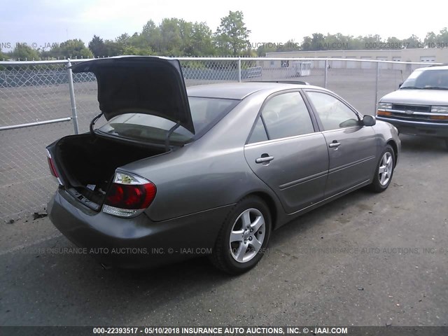 4T1BE30KX5U596551 - 2005 TOYOTA CAMRY LE/XLE/SE ნაცრისფერი ფოტო 4
