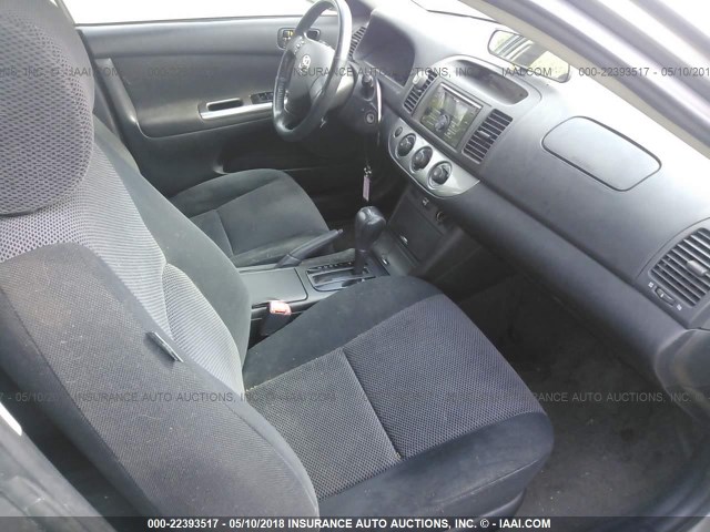 4T1BE30KX5U596551 - 2005 TOYOTA CAMRY LE/XLE/SE ნაცრისფერი ფოტო 5