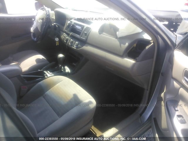4T1BE32K05U604332 - 2005 TOYOTA CAMRY LE/XLE/SE 银色 照片 5