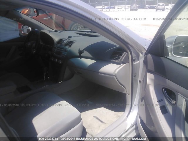 4T4BE46K59R071194 - 2009 TOYOTA CAMRY SE/LE/XLE SILVER photo 5