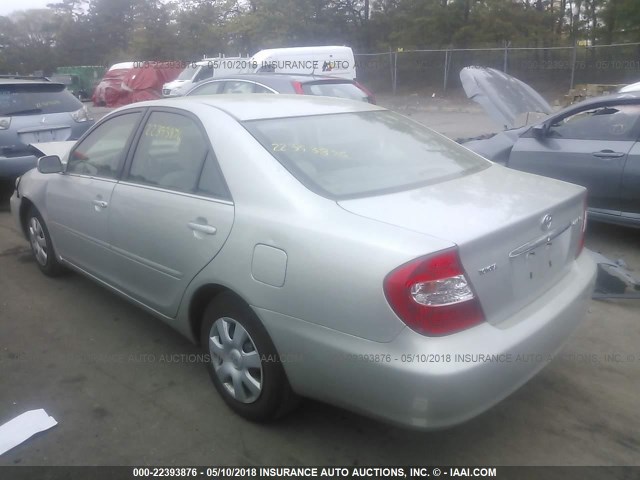 4T1BE32K22U632340 - 2002 TOYOTA CAMRY LE/XLE/SE ვერცხლისფერი ფოტო 3