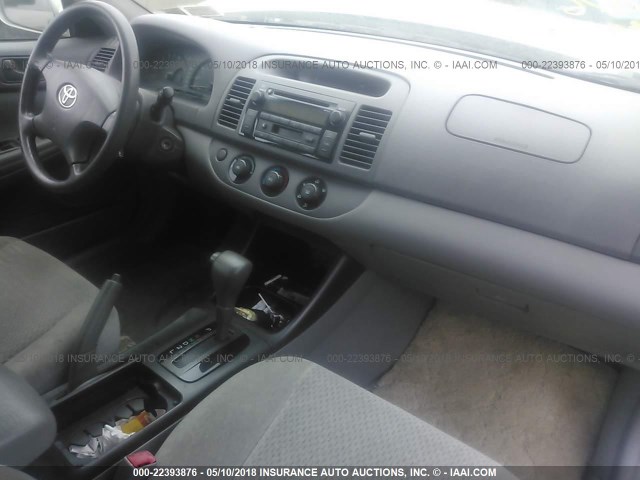 4T1BE32K22U632340 - 2002 TOYOTA CAMRY LE/XLE/SE ვერცხლისფერი ფოტო 5