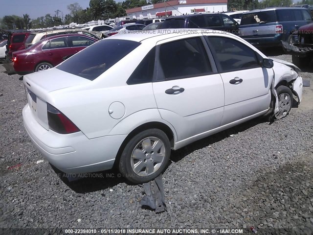 1FAFP34N07W133853 - 2007 FORD FOCUS ZX4/S/SE/SES WHITE photo 4