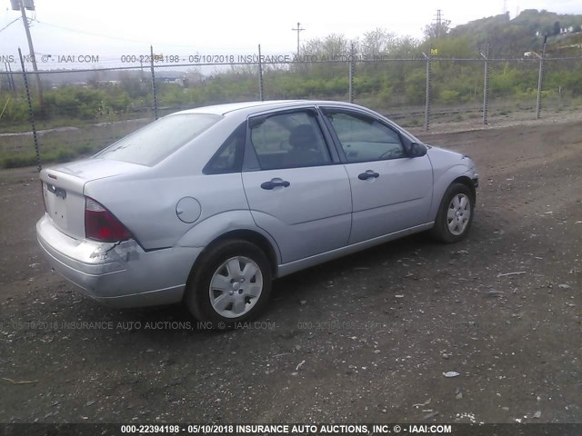 1FAFP34N07W344647 - 2007 FORD FOCUS ZX4/S/SE/SES SILVER photo 4