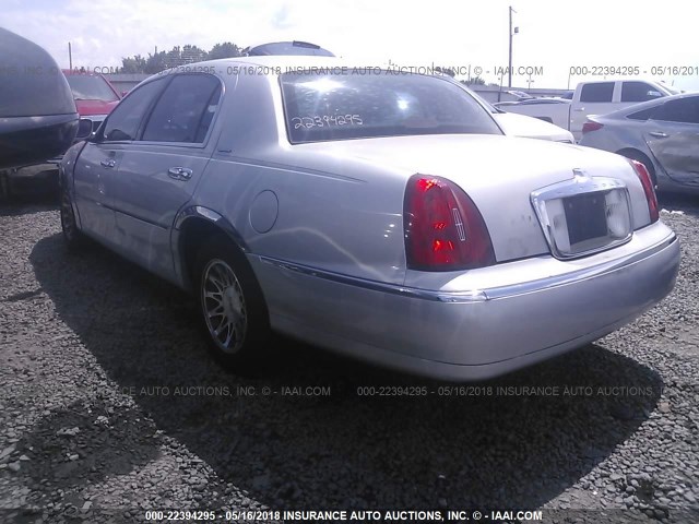 1LNHM82W41Y706331 - 2001 LINCOLN TOWN CAR SIGNATURE SILVER photo 3