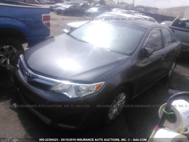 4T4BF1FK3ER433125 - 2014 TOYOTA CAMRY L/SE/LE/XLE GRAY photo 2