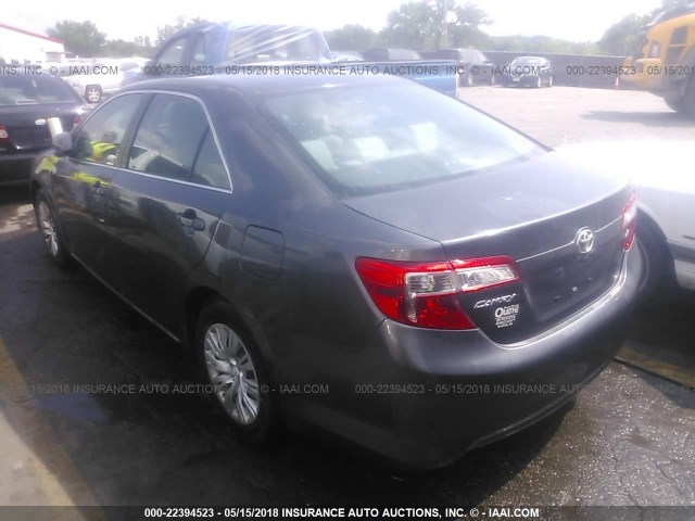 4T4BF1FK3ER433125 - 2014 TOYOTA CAMRY L/SE/LE/XLE GRAY photo 3