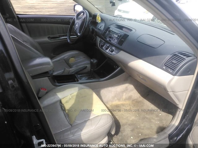 4T1BF30KX2U001593 - 2002 TOYOTA CAMRY LE/XLE/SE BLACK photo 5