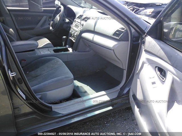 4T4BF3EK2BR127168 - 2011 TOYOTA CAMRY SE/LE/XLE 灰色 照片 5