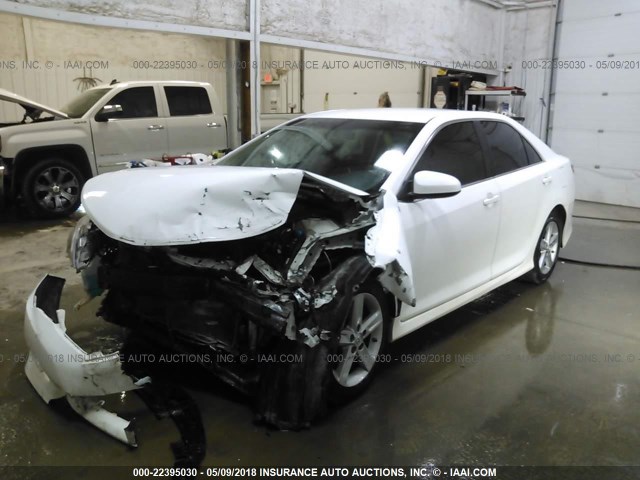 4T1BF1FK4DU693901 - 2013 TOYOTA CAMRY L/SE/LE/XLE WHITE photo 2