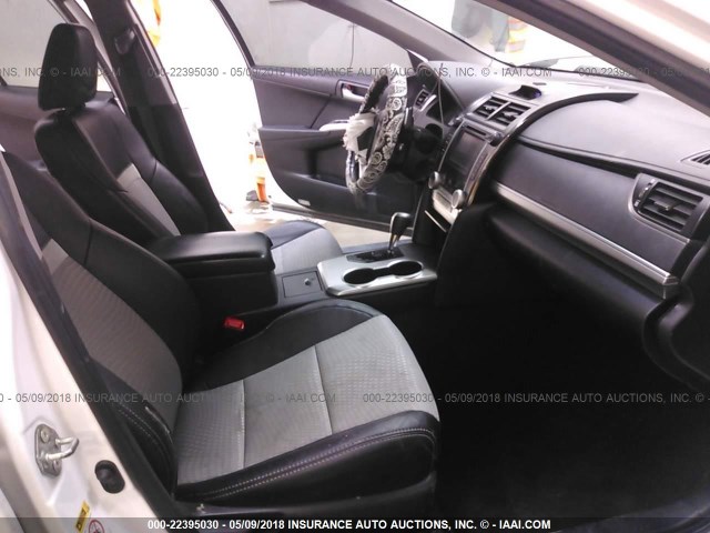4T1BF1FK4DU693901 - 2013 TOYOTA CAMRY L/SE/LE/XLE 白色 照片 5