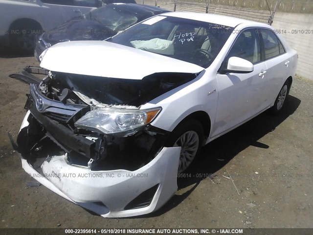 4T1BD1FK4DU096690 - 2013 TOYOTA CAMRY HYBRID/LE/XLE WHITE photo 2