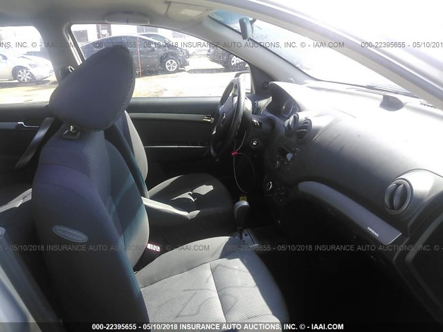 KL1TD56618B252762 - 2008 CHEVROLET AVEO LS SILVER photo 5