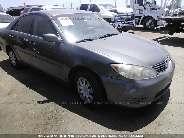 4T1BE32K85U995746 - 2005 TOYOTA CAMRY LE/XLE/SE ნაცრისფერი ფოტო 1