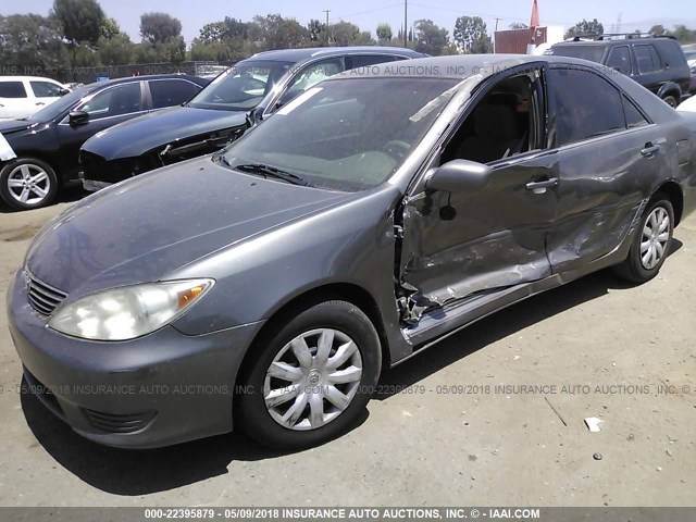 4T1BE32K85U995746 - 2005 TOYOTA CAMRY LE/XLE/SE ნაცრისფერი ფოტო 2