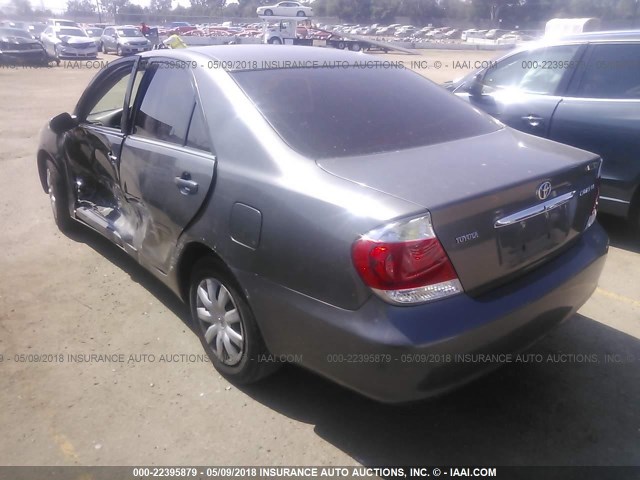 4T1BE32K85U995746 - 2005 TOYOTA CAMRY LE/XLE/SE ნაცრისფერი ფოტო 3