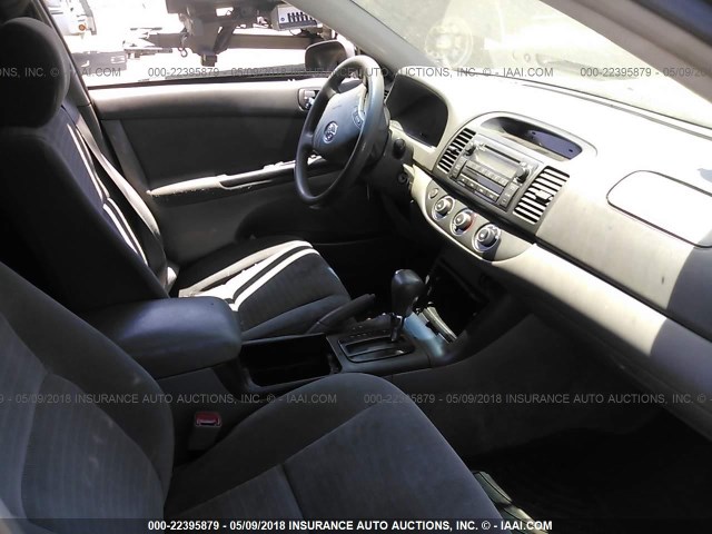 4T1BE32K85U995746 - 2005 TOYOTA CAMRY LE/XLE/SE ნაცრისფერი ფოტო 5