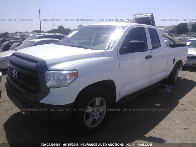 5TFRM5F1XGX103887 - 2016 TOYOTA TUNDRA DOUBLE CAB SR/SR5 WHITE photo 2