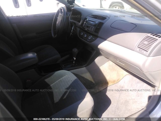 4T1BF32K25U609691 - 2005 TOYOTA CAMRY LE/XLE/SE 银色 照片 5