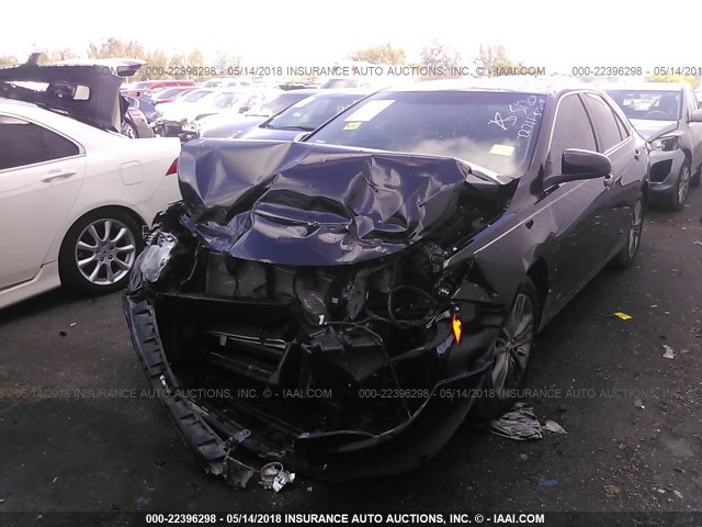 4T1BF1FK5HU685120 - 2017 TOYOTA CAMRY LE/XLE/SE/XSE 黑色 照片 2