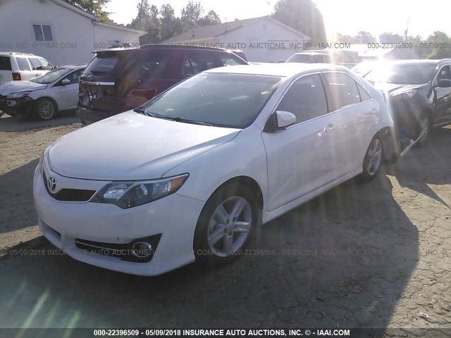 4T1BF1FKXCU151569 - 2012 TOYOTA CAMRY SE/LE/XLE WHITE photo 2