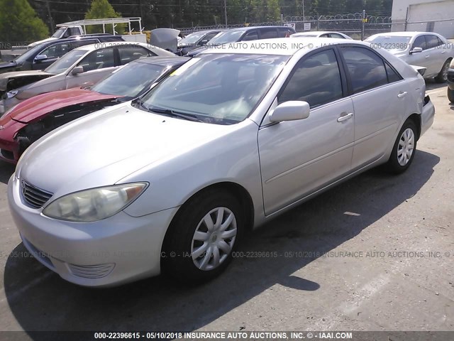 4T1BE32KX6U114255 - 2006 TOYOTA CAMRY LE/XLE/SE ვერცხლისფერი ფოტო 2