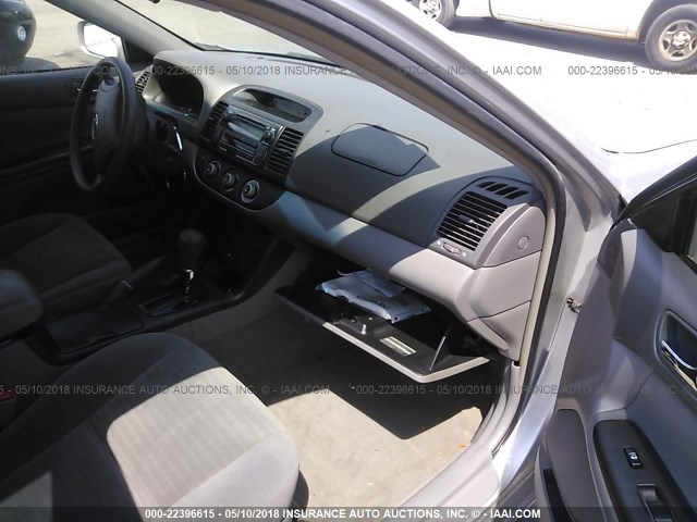 4T1BE32KX6U114255 - 2006 TOYOTA CAMRY LE/XLE/SE ვერცხლისფერი ფოტო 5