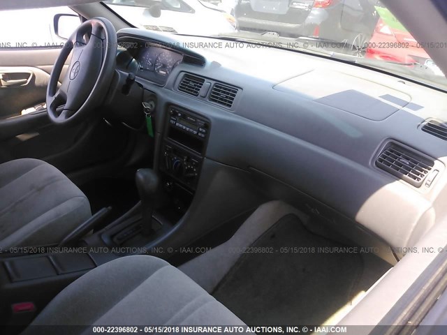 4T1BG22K4XU442342 - 1999 TOYOTA CAMRY CE/LE/XLE მწვანე ფოტო 5