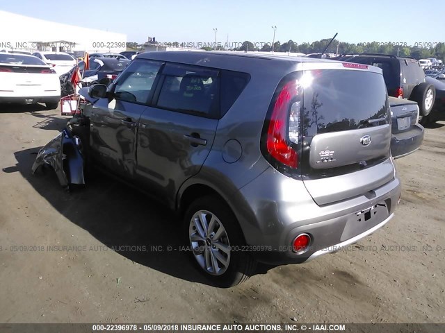 KNDJP3A55J7587574 - 2018 KIA SOUL + GRAY photo 3