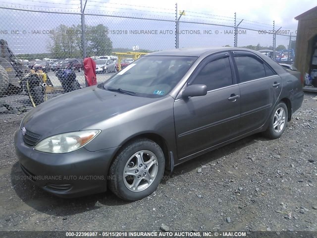 4T1BE32K12U537980 - 2002 TOYOTA CAMRY LE/XLE/SE ოქროსფერი ფოტო 2