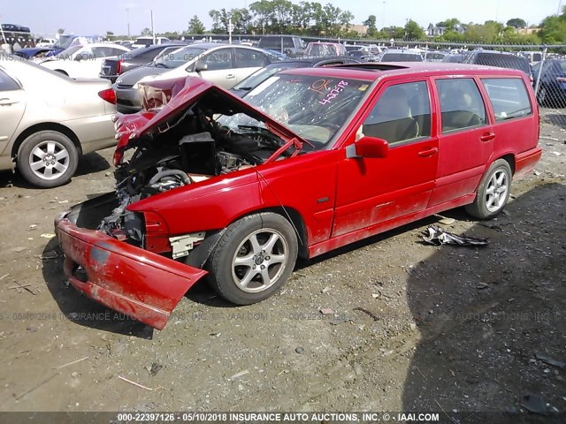 YV1LW5679W2420795 - 1998 VOLVO V70 GLT RED photo 2