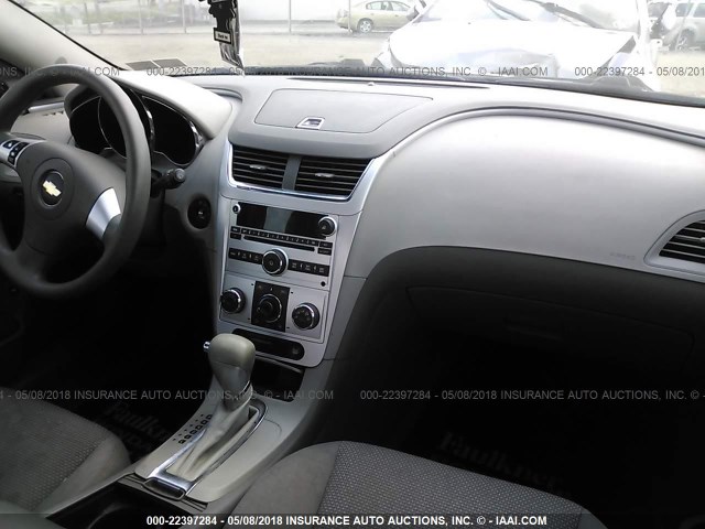 1G1ZG57B58F218511 - 2008 CHEVROLET MALIBU LS Gümüş foto 5