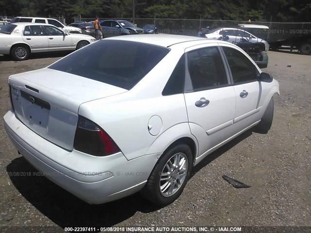 1FAHP34N17W363278 - 2007 FORD FOCUS ZX4/S/SE/SES WHITE photo 4