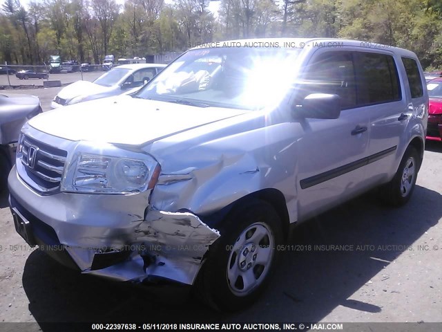 5FNYF4H29FB023334 - 2015 HONDA PILOT LX SILVER photo 2