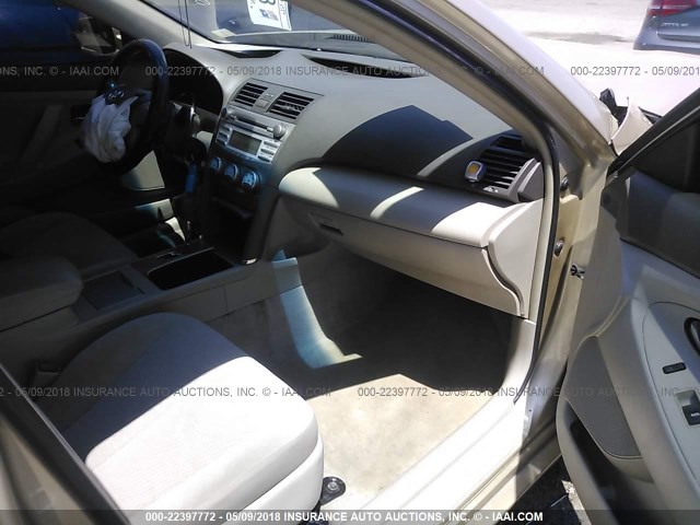 4T1BF3EK5BU200625 - 2011 TOYOTA CAMRY SE/LE/XLE 金色 照片 5