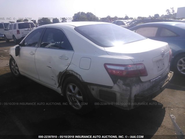 4T4BE46K58R012015 - 2008 TOYOTA CAMRY CE/LE/XLE/SE WHITE photo 3