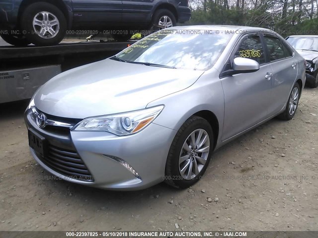 4T1BF1FK6HU777336 - 2017 TOYOTA CAMRY LE/XLE/SE/XSE SILVER photo 2